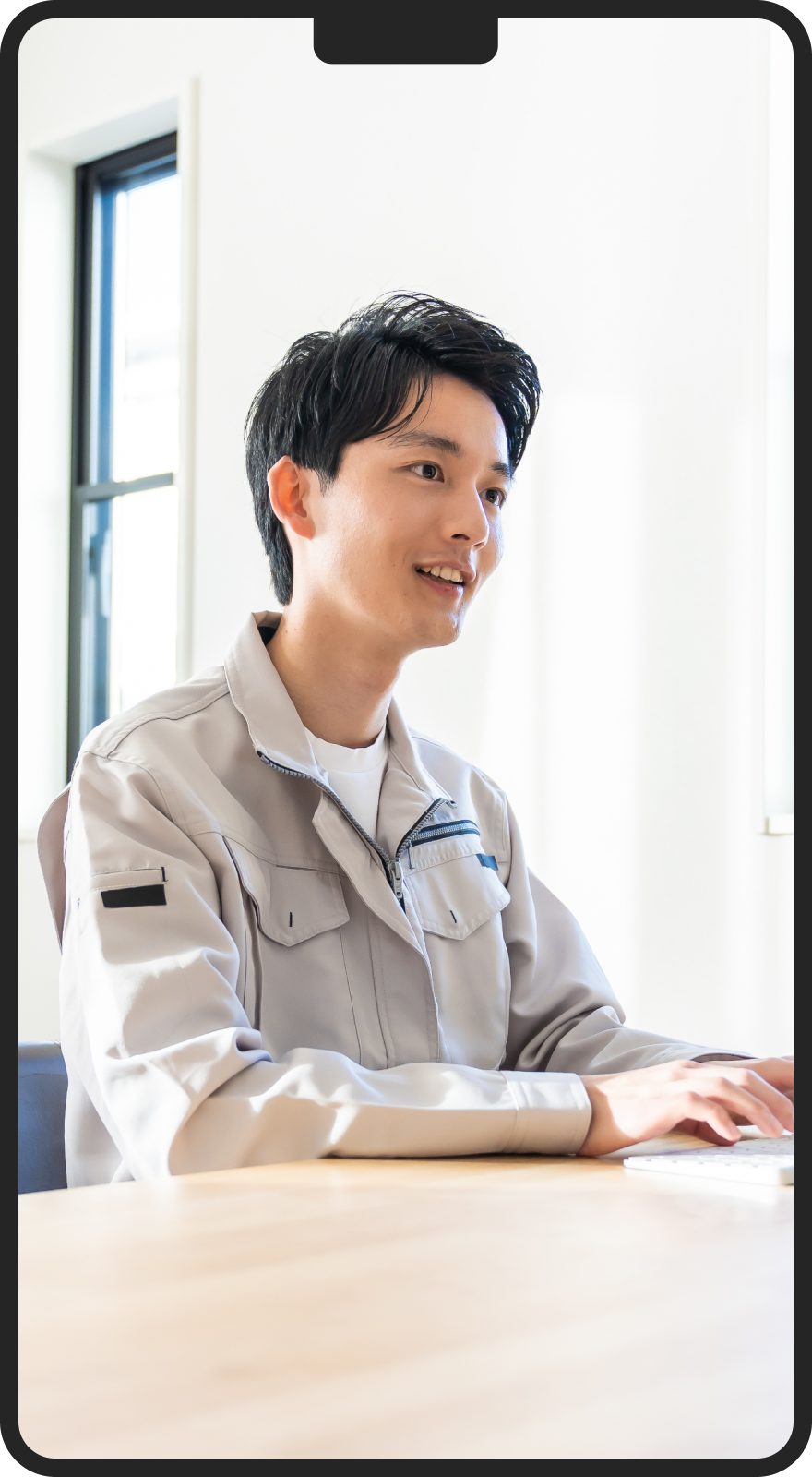 スマートフォンで学習する学生