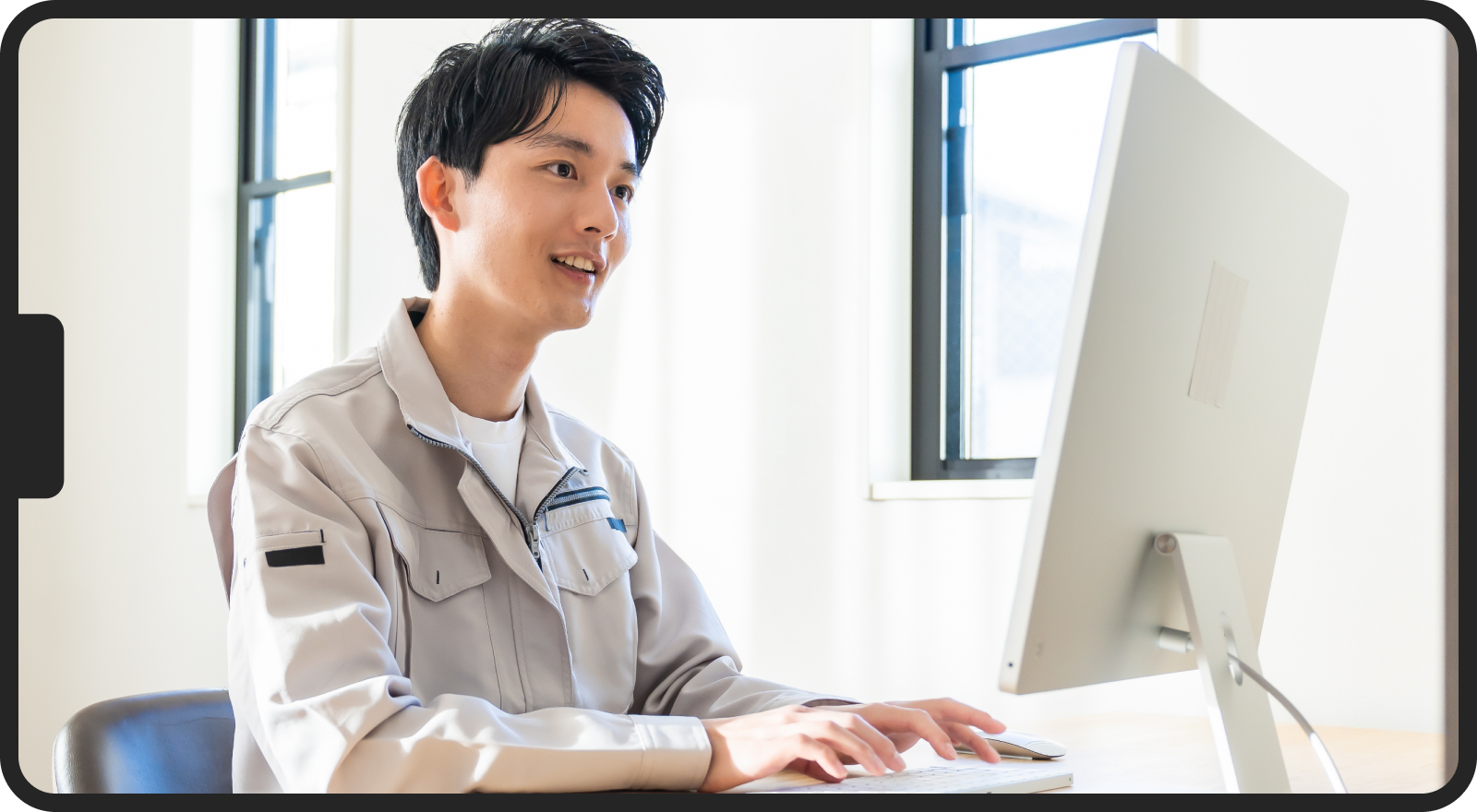 スマートフォンで学習する学生