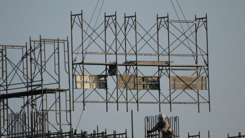 ビル建設現場での足場組立作業