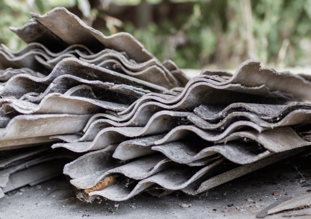 アスベストスレートの見分け方、劣化状況への警告および法的調査義務